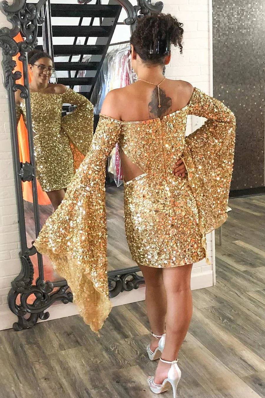 Vestido corto de fiesta de regreso a casa con mangas largas y lentejuelas